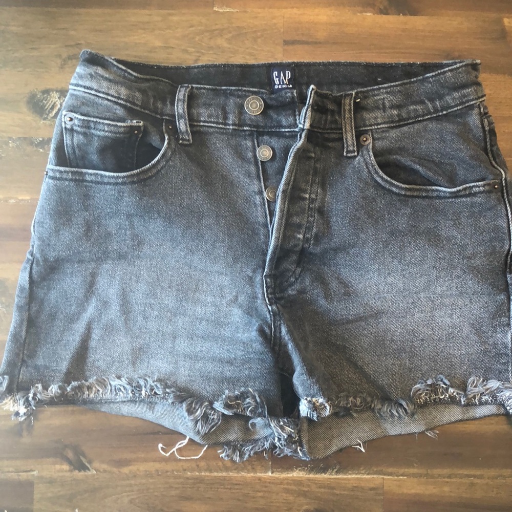 HIGH WAISTED GAP BLACK WASH SHORTS